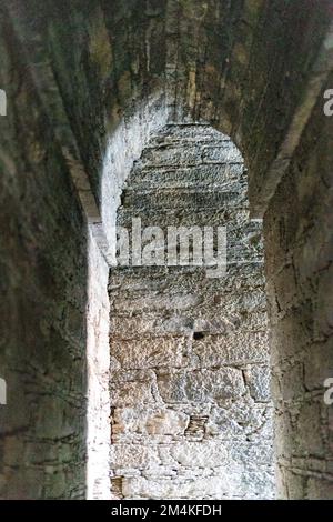 La vue intérieure du couloir du Balo Kaley double dôme stupa construit au 2nd siècle Banque D'Images