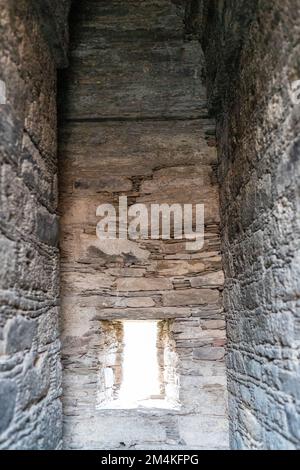 Vue de la fenêtre de l'intérieur du Sanctuaire, Vihara, vestiges des stupas à double dôme Balo kaley Banque D'Images