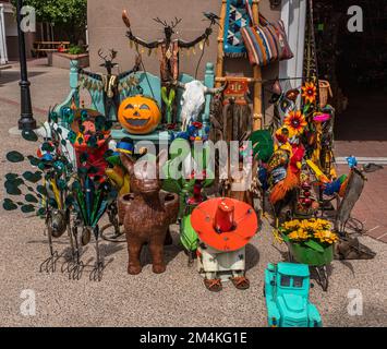 souvenirs de la vieille ville, Albuquerque, Nouveau-Mexique: Céramique, couvertures, bijoux, t-shirts, verres à liqueur et autres souvenirs Banque D'Images