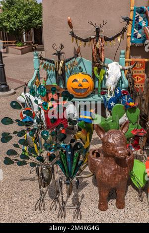 souvenirs de la vieille ville, Albuquerque, Nouveau-Mexique: Céramique, couvertures, bijoux, t-shirts, verres à liqueur et autres souvenirs Banque D'Images