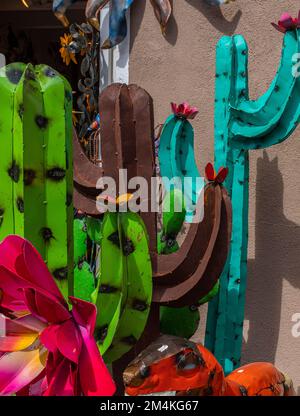 souvenirs de la vieille ville, Albuquerque, Nouveau-Mexique: Céramique, couvertures, bijoux, t-shirts, verres à liqueur et autres souvenirs Banque D'Images