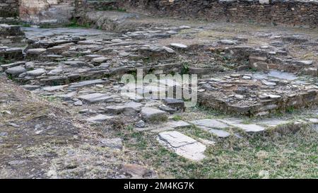 Les vestiges de la cour ouverte et de la Votive Stupa Vihara de Balo kaley, vallée du Swat, Pakistan Banque D'Images