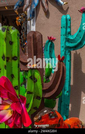 souvenirs de la vieille ville, Albuquerque, Nouveau-Mexique: Céramique, couvertures, bijoux, t-shirts, verres à liqueur et autres souvenirs Banque D'Images