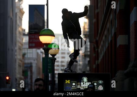 New York, États-Unis. 21st décembre 2022. Un artiste nommé Nichols (nom de famille retenu) danse avant les amateurs de vacances à Broadway sur un écran vidéo à l'entrée du métro de Prince Street dans le quartier branché de Soho à Manhattan, New York, NY, 21 décembre 2022. (Photo par Anthony Behar/Sipa USA) crédit: SIPA USA/Alay Live News Banque D'Images