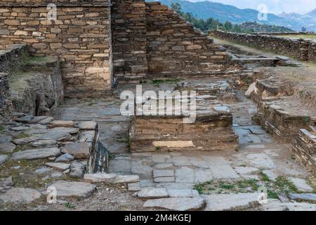 Les cours bouddhistes et les fondations du balo kaley double dôme stupa Banque D'Images