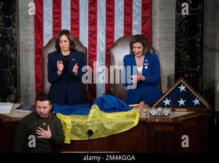 Washington, États-Unis, 21 décembre 2022. Washington, Vereinigte Staaten. 21st décembre 2022. Le président ukrainien Volodymyr Zelenskyy présente le vice-président américain Kamala Harris, à gauche, Et la Présidente de la Chambre des représentants des États-Unis Nancy Pelosi (démocrate de Californie) un drapeau ukrainien après son discours à une session conjointe du Congrès américain dans la Chambre de la Chambre du Capitole des États-Unis à Washington, DC mercredi, 21 décembre 2022. Credit: Cliff Owen/CNP/dpa/Alay Live News Banque D'Images