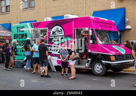 La crème glacée fabriquée à la main Auburn de Brown House est disponible dans ce camion alimentaire vert et rose au festival ACD dans le centre-ville d'Auburn, Indiana, États-Unis. Banque D'Images