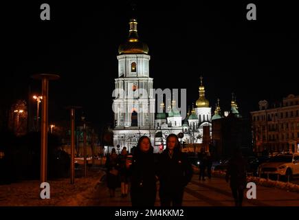 Kiev, Ukraine. 19th décembre 2022. Les gens marchent près de la place Sofiivska non loin de St. Cathédrale de Sophia pendant une panne de courant à Kiev. L'armée russe a mené des attaques massives de roquettes et de drones kamikaze sur les infrastructures énergétiques ukrainiennes. Après de graves dommages au réseau électrique dans de nombreuses villes d'Ukraine, la compagnie nationale d'électricité Ukrenergo a introduit des coupures d'électricité d'urgence et toutes les heures. (Credit image: © Sergei Chuzavkov/SOPA Images via ZUMA Press Wire) Banque D'Images