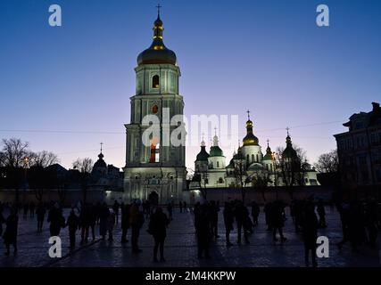 Kiev, Ukraine. 19th décembre 2022. Les gens marchent près de la place Sofiivska non loin de St. Cathédrale de Sophia pendant une panne de courant à Kiev. L'armée russe a mené des attaques massives de roquettes et de drones kamikaze sur les infrastructures énergétiques ukrainiennes. Après de graves dommages au réseau électrique dans de nombreuses villes d'Ukraine, la compagnie nationale d'électricité Ukrenergo a introduit des coupures d'électricité d'urgence et toutes les heures. (Credit image: © Sergei Chuzavkov/SOPA Images via ZUMA Press Wire) Banque D'Images