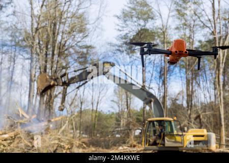 Des drones sont utilisés par les services d'incendie pour surveiller les brûlis contrôlés qui déraclent les arbres sur le chantier de construction Banque D'Images