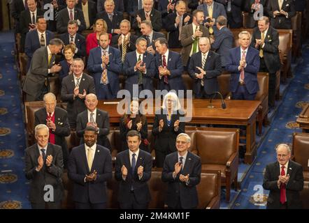 Washington, États-Unis. 21st décembre 2022. Les membres du cabinet et les membres du Congrès républicain applaudissent alors que le président ukrainien Volodymyr Zelensky s'adprend à une session conjointe du Congrès aux États-Unis Capitole à Washington, DC mercredi, 21 décembre 2022. Zelensky a rencontré le président Joe Biden plus tôt dans la journée. Photo de Pat Benic/UPI crédit: UPI/Alay Live News Banque D'Images