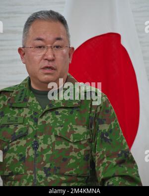 Le général Yoshihihide Yoshida, chef d'état-major de la Force d'autodéfense au sol du Japon, parle lors de la conférence de presse conjointe de haut niveau Japon-États-Unis-Philippines au camp d'Asaka à Tokyo, au Japon, sur 11 décembre 2022. Credit: AFLO/Alay Live News Banque D'Images