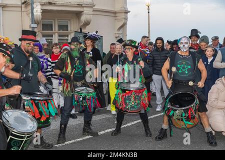 Angleterre, East Sussex, Eastbourne, participants à la procession annuelle de la Bonfire Society Banque D'Images