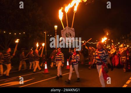 Angleterre, East Sussex, Eastbourne, participants à la procession annuelle de la Bonfire Society Banque D'Images