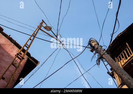 Ankara, Turquie. 17th décembre 2022. Vieux poteaux électriques et téléphoniques vus dans le quartier. La synagogue, utilisée depuis environ 750 ans, est aussi la seule synagogue juive d'Ankara. Situé dans le quartier Altindag d'Ankara et autrefois habité par des Juifs, le quartier est en voie d'extinction jour après jour. Le quartier où vivait la communauté juive d'Ankara, surtout du 16th au début du 20th siècle, ressemble aujourd'hui à un quartier calme et en ruines. Alors que le nom du quartier connu sous le nom de quartier juif est le quartier Istiklal dans les sources officielles, la plupart de Banque D'Images