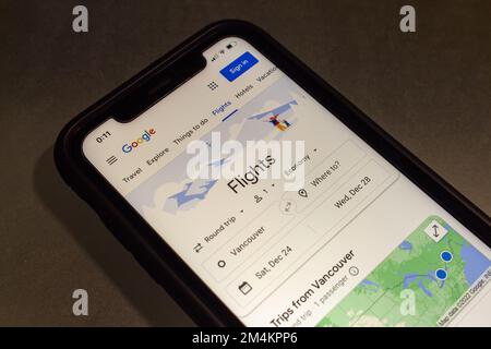 Site Web de Google Flights, un service de recherche de réservation de vols en ligne pour l'achat de billets d'avion par des fournisseurs tiers, vu dans iPhone Banque D'Images