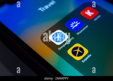 Icônes Google Flights, Skyscanner, KAYAK et Expedia visibles sur l'écran de l'iPhone. Un service de recherche de réservation de vol en ligne et un concept de technologie de voyage Banque D'Images