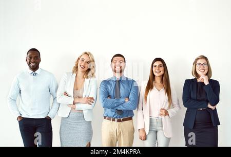 Ils sont tout au sujet de la confiance. Portrait d'un groupe de collègues de travail confiants debout avec leurs bras repliés sur un fond blanc. Banque D'Images