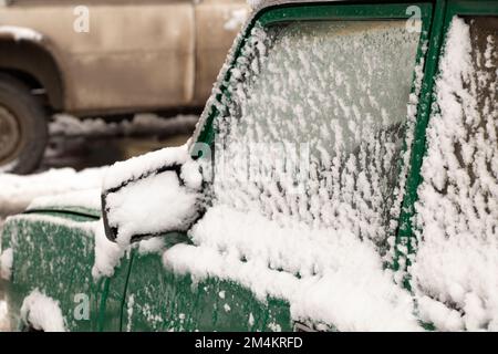 Voiture sur la route en Ukraine dans la ville de Dnipro dans la neige sur la rue en hiver Banque D'Images