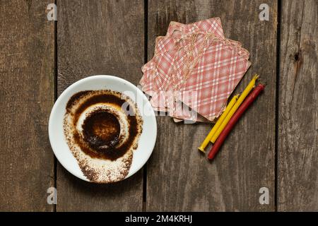 café moulu dans une soucoupe et cartes et bougies sur la table, la narration et la prédiction de fortune, la narration de fortune par café grounds, le caissier de fortune Banque D'Images