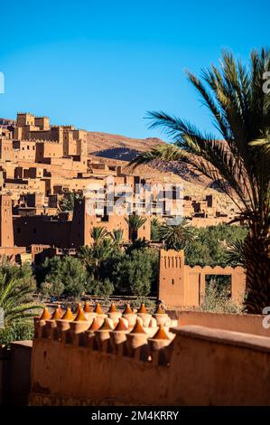 Ait Benhaddou, Ouarzazate, Maroc - 28 novembre 2022: Vue sur une kasbah marocaine traditionnelle ait Benhaddou. Banque D'Images