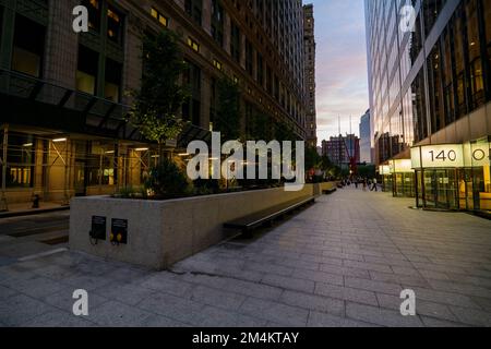 Vue nocturne sur Manhattan, la route et les bâtiments la nuit Banque D'Images