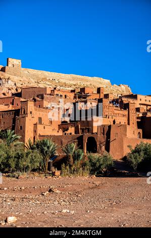 Ait Benhaddou, Ouarzazate, Maroc - 28 novembre 2022: Vue sur une kasbah marocaine traditionnelle ait Benhaddou. Banque D'Images