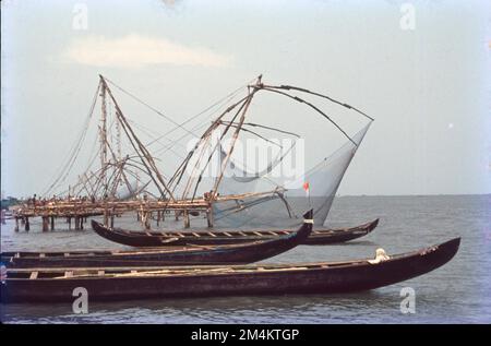 Filets de pêche chinois à fort Kochi, Kerala Matka, tout est possible, Barge,.les filets de pêche chinois (Cheena vala en Inde ou tangkul en Indonésie) sont un type de filet de levage fixe en Inde et en Indonésie. Ce sont des filets de pêche qui sont des installations terrestres fixes pour la pêche. Bien que communément connu sous le nom de « filets de pêche chinois » en Inde, le nom le plus formel de ces filets est « filets de levage exploités par des navires ». Banque D'Images