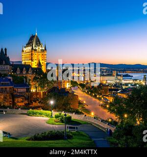 Une belle vue sur le Château Frontenac entouré de verdure à Québec, Canada la nuit Banque D'Images