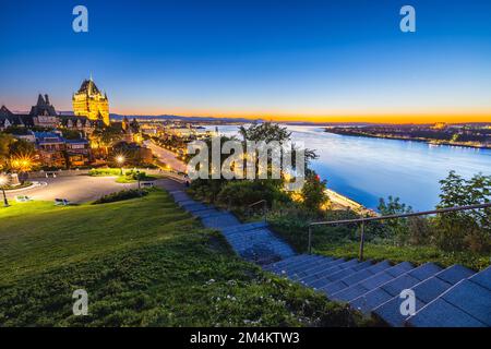 Une belle vue sur le Château Frontenac entouré de verdure à Québec, Canada la nuit Banque D'Images