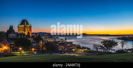 Une belle vue panoramique sur le Château Frontenac entouré de verdure à Québec, Canada la nuit Banque D'Images