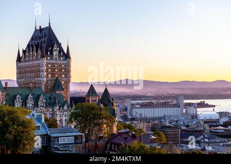 Une belle vue sur le Château Frontenac entouré de verdure à Québec, Canada au lever du soleil Banque D'Images