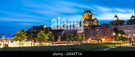 Une vue panoramique sur le Château Frontenac entouré de verdure à Québec, au Canada, la nuit Banque D'Images