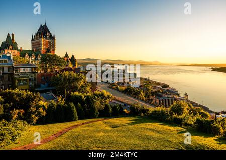 Une belle vue sur le Château Frontenac entouré de verdure à Québec, Canada au lever du soleil Banque D'Images