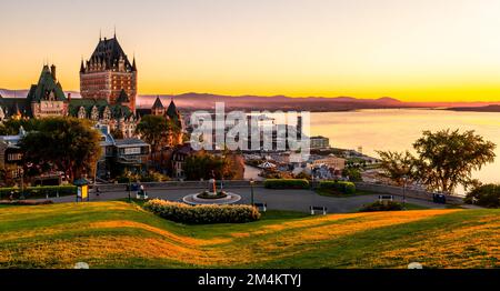 Une belle vue sur le Château Frontenac entouré de verdure à Québec, Canada au lever du soleil Banque D'Images