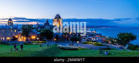 Une vue panoramique sur le magnifique Château Frontenac entouré de verdure à Québec, au Canada, la nuit Banque D'Images