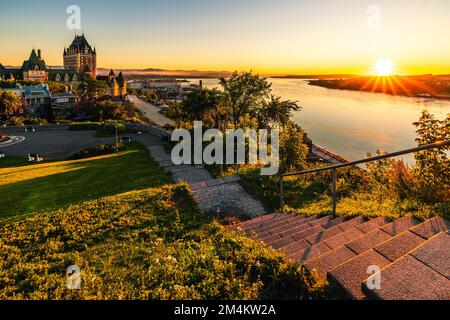 Une belle vue sur le Château Frontenac entouré de verdure à Québec, Canada au lever du soleil Banque D'Images