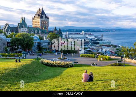 Une belle vue sur le Château Frontenac entouré de verdure à Québec, Canada Banque D'Images