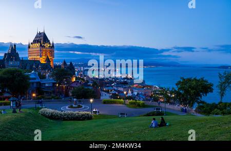 Une belle vue sur le Château Frontenac entouré de verdure à Québec, Canada la nuit Banque D'Images