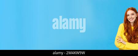 Jusqu'à la taille à la mode shot assez hipster girl with red hair, yeux bleus, taches de rousseur, souriant avec belle expression joyeuse, tenez les mains croisées sur Banque D'Images