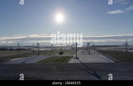 Fehmarn, Allemagne. 16th décembre 2022. Les éoliennes sont vues sous un soleil éclatant et aucun vent dans un parc éolien près de Puttgarden. Credit: Christian Charisius/dpa/Alay Live News Banque D'Images