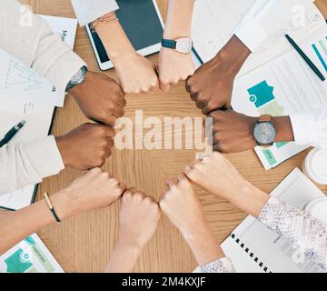 La diversité, les mains de poing et le travail d'équipe avec des ...