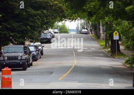 Voitures garées sur la rue Morris, dans le centre de Halifax, en Nouvelle-Écosse, au Canada, en 2022 Banque D'Images