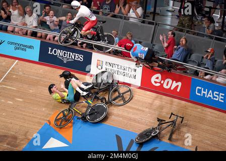 Photo du dossier datée du 31/07/22 d'un accident dans le tournoi de qualification hommes 15km scratch Race, alors que les murs Matt d'Angleterre (no.29) dépassent la barrière dans la foule et que le canadien Derek Gee (no.15) monte le mur extérieur à Lee Valley Volopark le troisième jour des Jeux du Commonwealth de 2022 à Londres. Les photographes PA choisissent leurs meilleures photos des plus grandes histoires de 2022. Ils ont partagé leur point de vue sur les histoires derrière les images qui ont contribué à définir 2022. Des funérailles de la Reine à la guerre en Ukraine, les photographes de l'agence de presse PA ont pris des photos qui immortalisent certains des moments les plus historiques de l'année. Banque D'Images