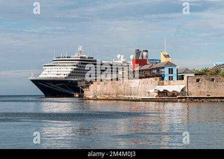 WILLEMSTAD, CURAÇAO - 21 NOVEMBRE 2008 : le bateau de croisière MS Noordam de la Holland America Line amarré au fort de Rif à Curaçao Banque D'Images