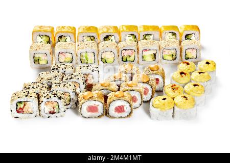 Délicieux ensemble de divers petits pains à sushis japonais sur fond blanc Banque D'Images