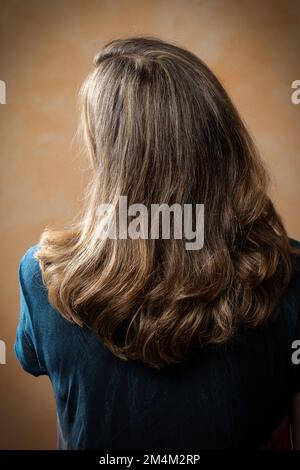 Teindre sur les cheveux d'une femme d'âge moyen qui a toujours l'air jeune. Concept de vitalité et d'énergie entre personnes âgées. La renaissance du troisième âge. Banque D'Images