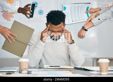 Stress, épuisement et homme noir fatigué avec maux de tête, frustré ou dépassé par des collègues sur le lieu de travail. Surtravaillé, santé mentale et anxiété de Banque D'Images