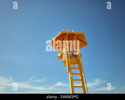 Un angle bas d'une tour de sauvetage jaune capturé contre le ciel bleu Banque D'Images