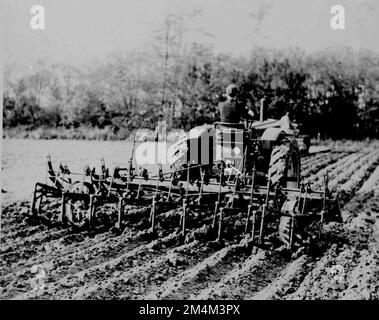 Machines agricoles - nouvelles machines agricoles américaines testées en France. Photographies des programmes du Plan Marshall, des pièces justificatives et du personnel Banque D'Images